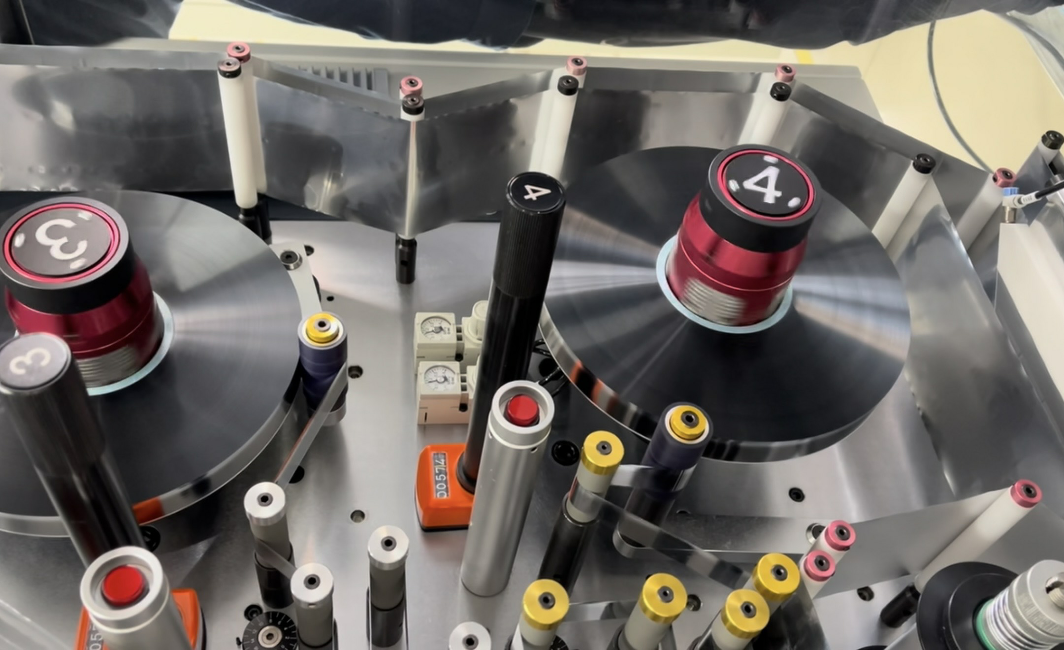 Pracovné zásady kondenzátorov dielektrických materiálov a optimalizácie výkonu